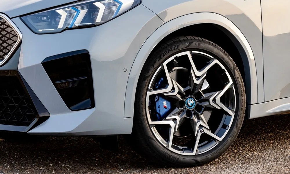 Фото BMW iX2 — колесо и диск. Пятилучевой диск — классика, лёгкая в мойке и визуально стройная BMW iX2 — колесо и диск