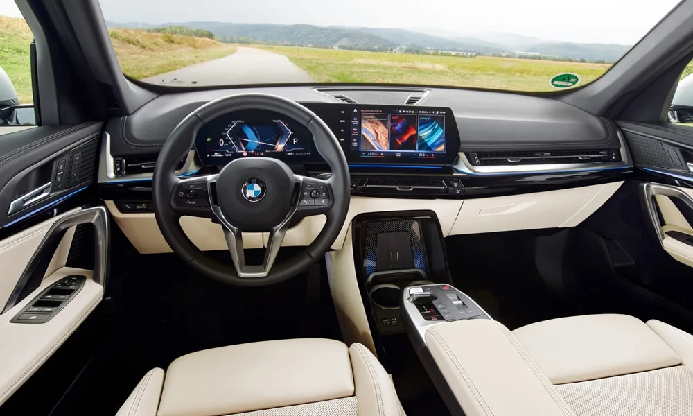 Фото BMW X1 (2024) — передняя панель. Компоновка экранов, дефлекторов и консоли BMW X1 (2024) — передняя панель