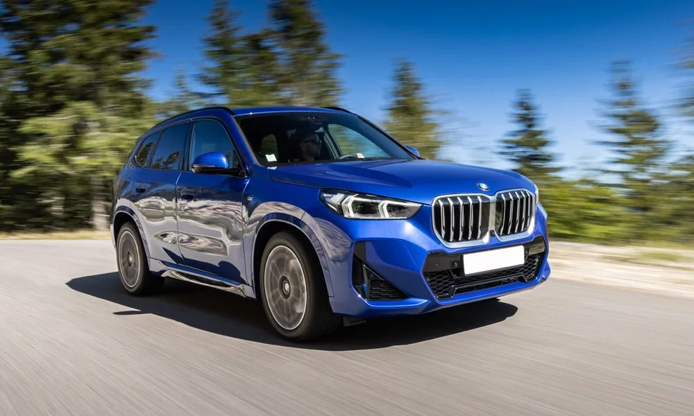 Фото BMW X1 (2024) — вид спереди, фото 4. Оптика, решётка и бампер — первое впечатление о модели. Дневные ходовые огни включаются автоматически с запуском BMW X1 (2024) — вид спереди, фото 4
