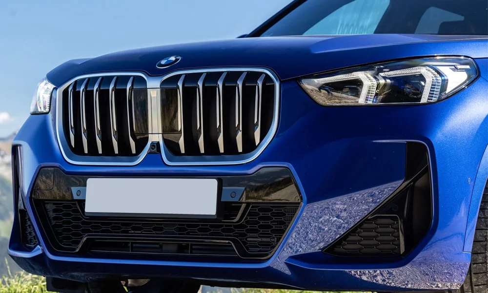 Фото BMW X1 (2024) — вид спереди, фото 6. Анфас: пропорции капота, посадка кузова и графика ходовых огней. Дневные ходовые огни включаются автоматически с запуском BMW X1 (2024) — вид спереди, фото 6
