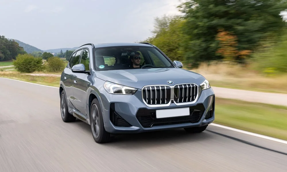 Фото BMW X1 (2024) — вид спереди, фото 9. Анфас: пропорции капота, посадка кузова и графика ходовых огней BMW X1 (2024) — вид спереди, фото 9