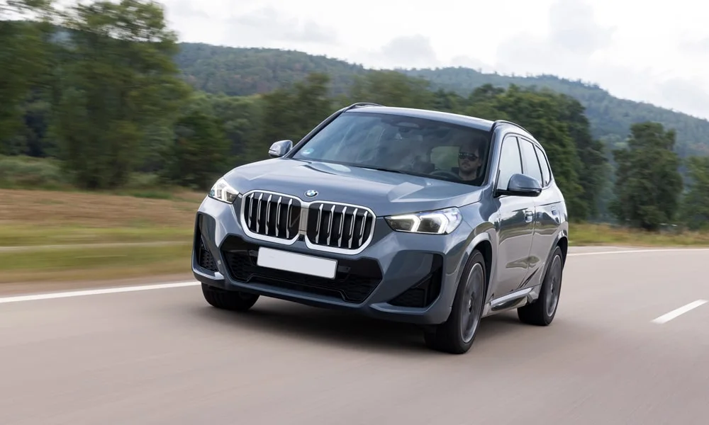 Фото BMW X1 (2024) — вид спереди, фото 10. Оптика, решётка и бампер — первое впечатление о модели. Дневные ходовые огни включаются автоматически с запуском BMW X1 (2024) — вид спереди, фото 10