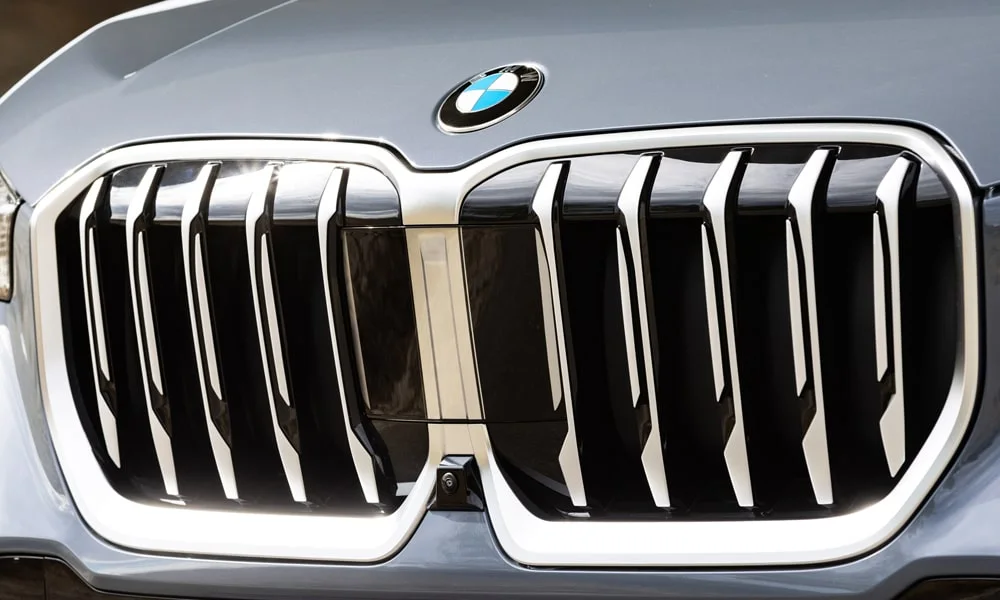 Фото BMW X1 (2024) — решётка радиатора. Рисунок решётки: сетка, ламели или глухая панель у электроверсий. За решёткой у многих комплектаций стоит радар адаптивного круиз-контроля BMW X1 (2024) — решётка радиатора