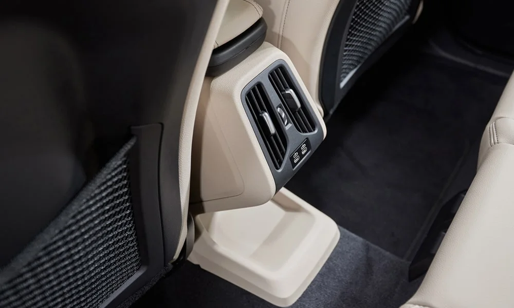 Фото BMW X1 (2024) — интерьер, фото 2. Общий план салона: архитектура панели, консоль и кресла BMW X1 (2024) — интерьер, фото 2