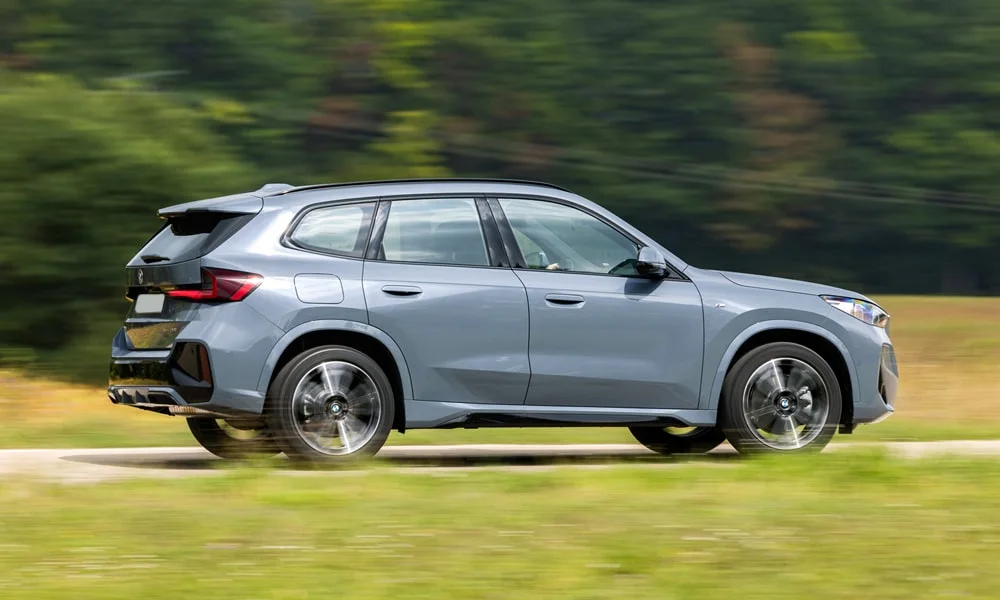 Фото BMW X1 (2024) — вид сзади, фото 5. Графика фонарей, бампер и оформление пятой двери. Насадки выхлопа или их имитация внизу бампера различают версии BMW X1 (2024) — вид сзади, фото 5