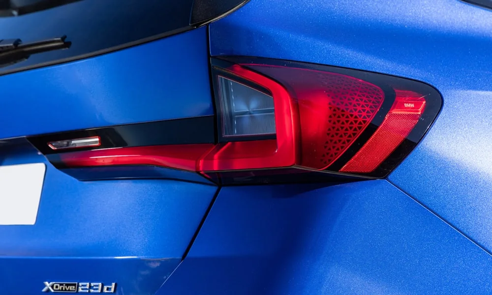 Фото BMW X1 (2024) — задние фонари. Рассеиватель фонаря вблизи: компоновка секций габарита, стопа и поворотника BMW X1 (2024) — задние фонари