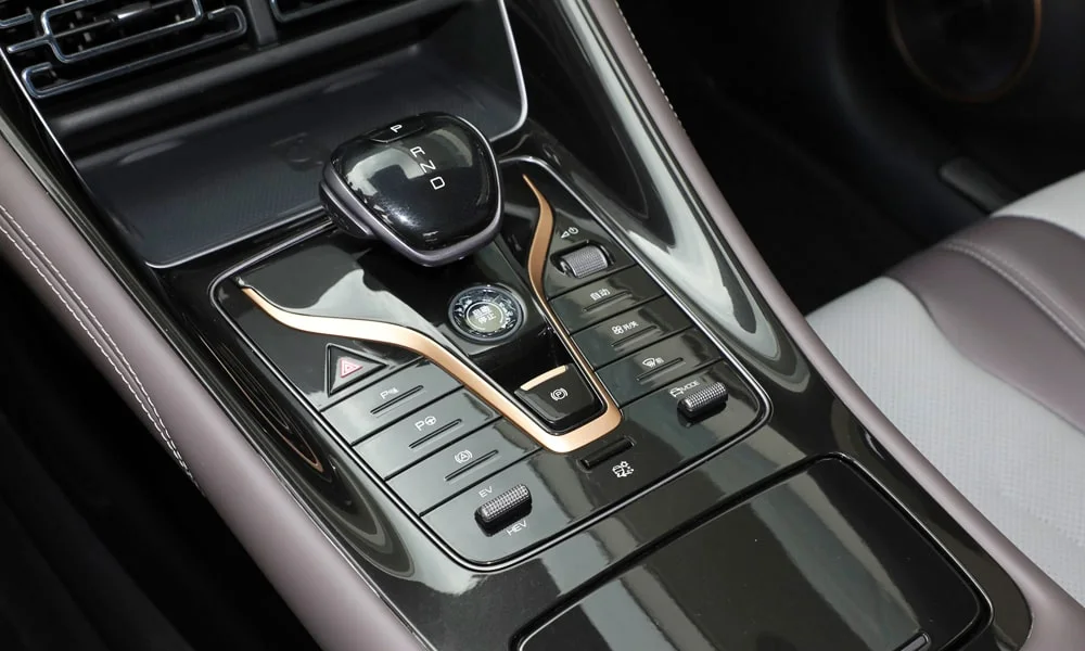 Фото BYD Corvette (2024) — селектор коробки передач. Управление коробкой: компактный селектор освобождает место на тоннеле BYD Corvette (2024) — селектор коробки передач