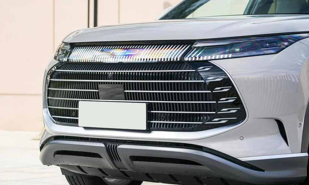 Фото BYD Corvette (2024) — решётка радиатора. Фирменный рисунок облицовки — визитная карточка марки. За решёткой у многих комплектаций стоит радар адаптивного круиз-контроля BYD Corvette (2024) — решётка радиатора