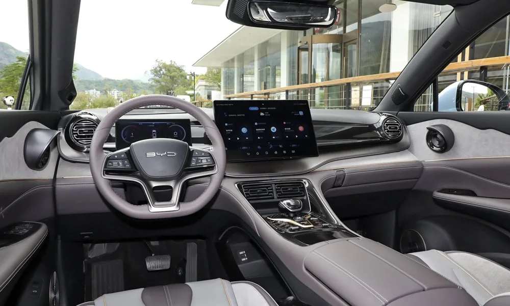 Фото BYD Corvette (2024) — интерьер, фото 4. Общий план салона: архитектура панели, консоль и кресла. Светлая гамма зрительно расширяет салон, тёмная — практичнее в уходе BYD Corvette (2024) — интерьер, фото 4