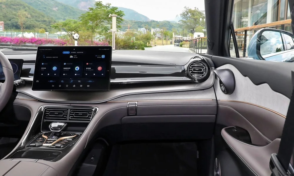 Фото BYD Corvette (2024) — экран мультимедиа. Интерфейс медиасистемы крупным планом BYD Corvette (2024) — экран мультимедиа