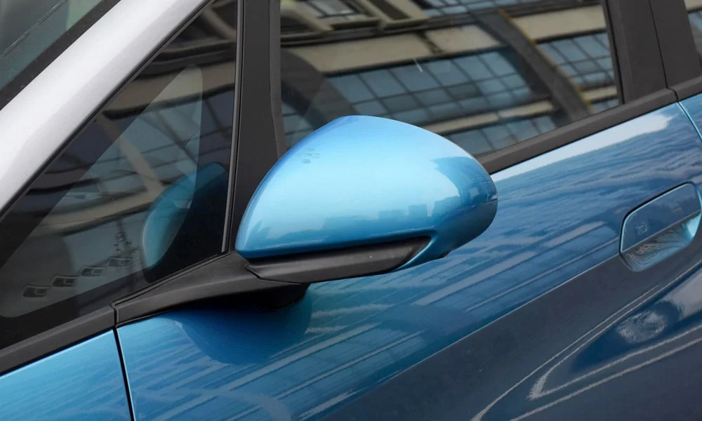 Фото BYD Dolphin (2024) — наружное зеркало. Корпус с повторителем поворота; у ряда версий здесь же камера кругового обзора BYD Dolphin (2024) — наружное зеркало