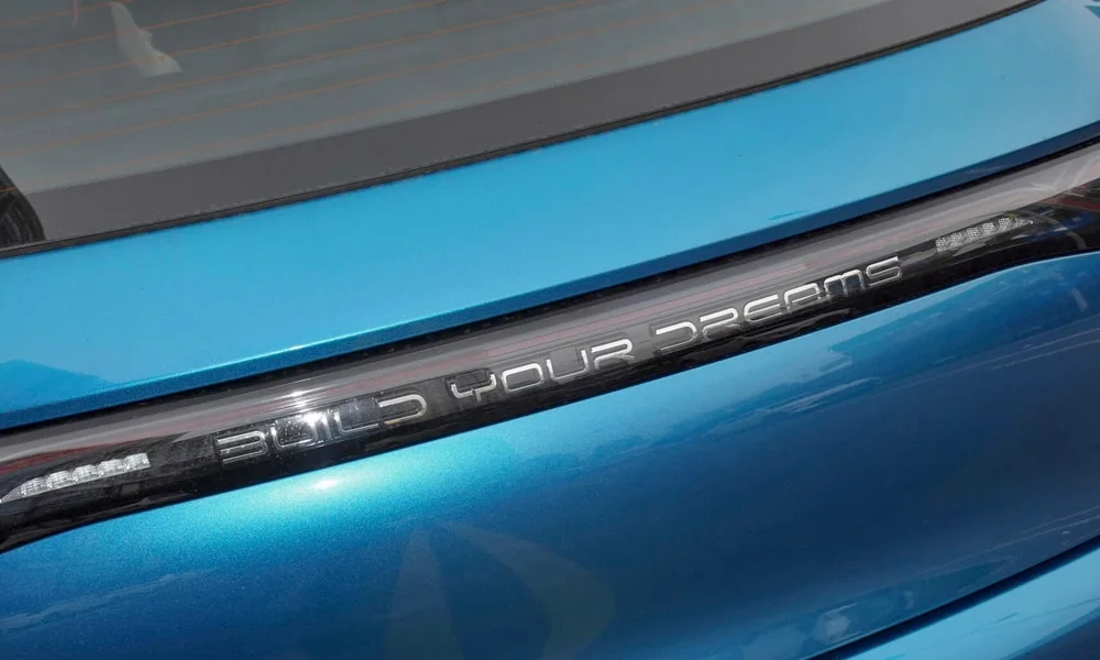 Фото BYD Dolphin (2024) — крыша, фото 2. Крыша сверху: остекление, рейлинги и антенна-плавник BYD Dolphin (2024) — крыша, фото 2