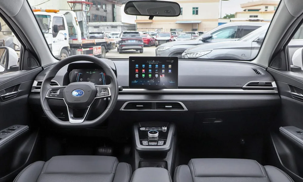 Фото BYD e2 (2024) — передняя панель. Компоновка экранов, дефлекторов и консоли. Мягкие материалы верхнего яруса и вставки задают уровень интерьера BYD e2 (2024) — передняя панель