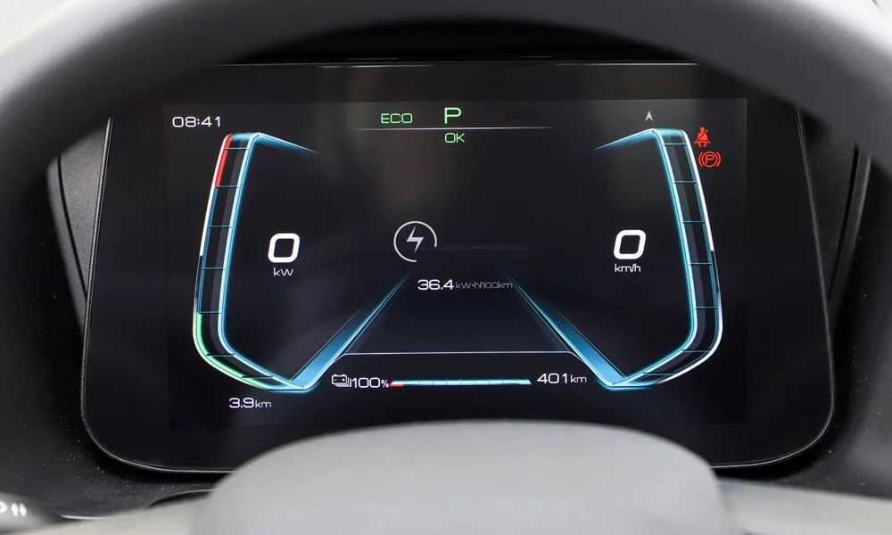 Фото BYD e2 (2024) — приборная панель. Скорость, запас хода и подсказки ассистентов перед глазами. Запас хода и расход выводятся крупно — главные цифры ежедневных поездок BYD e2 (2024) — приборная панель