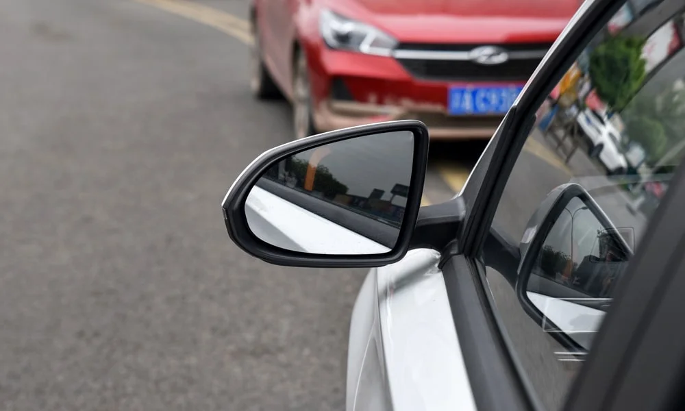 Фото BYD e2 (2024) — наружное зеркало. Корпус с повторителем поворота; у ряда версий здесь же камера кругового обзора. Обогрев и электроскладывание зеркал управляются с водительской двери BYD e2 (2024) — наружное зеркало