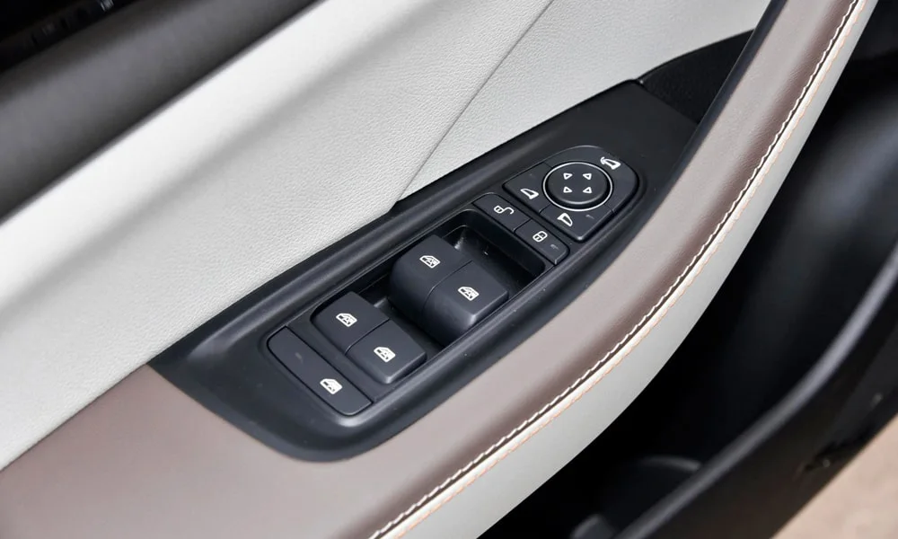Фото BYD Qin Plus (2024) — кнопки управления. Блок клавиш управления крупным планом. Физические клавиши быстрее сенсорных меню — важно в движении BYD Qin Plus (2024) — кнопки управления