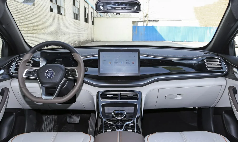 Фото BYD Qin Plus (2024) — передняя панель. Компоновка экранов, дефлекторов и консоли. Мягкие материалы верхнего яруса и вставки задают уровень интерьера BYD Qin Plus (2024) — передняя панель
