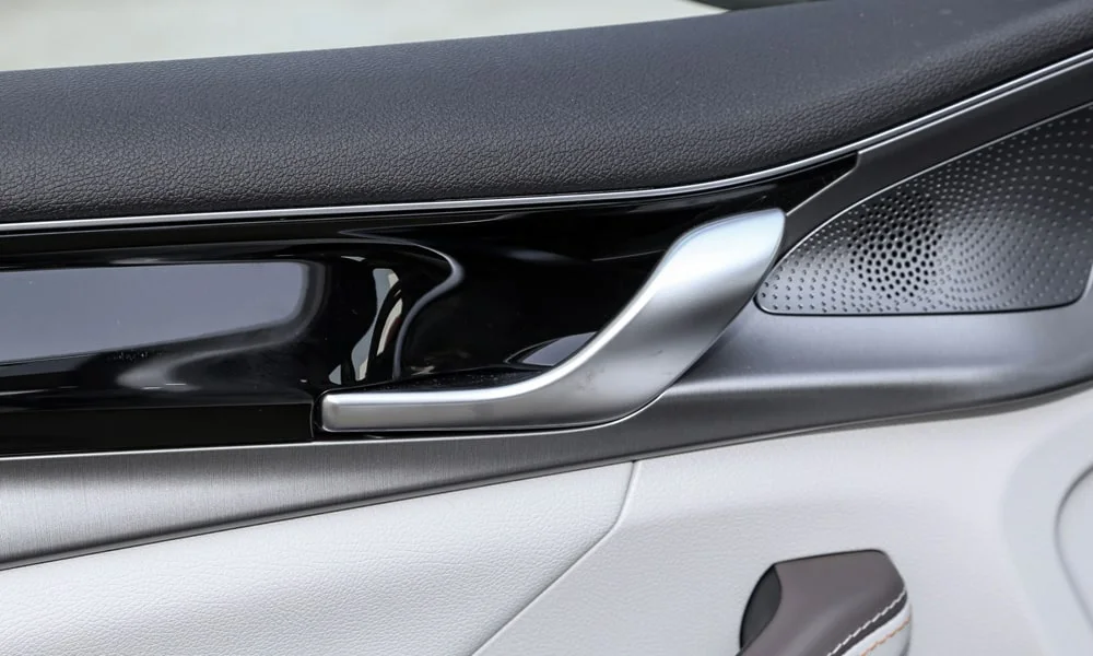 Фото BYD Qin Plus (2024) — дверная карта. Подлокотник, динамик и блок стеклоподъёмников. Мягкая вставка в зоне локтя — то, что чувствуешь каждый день BYD Qin Plus (2024) — дверная карта