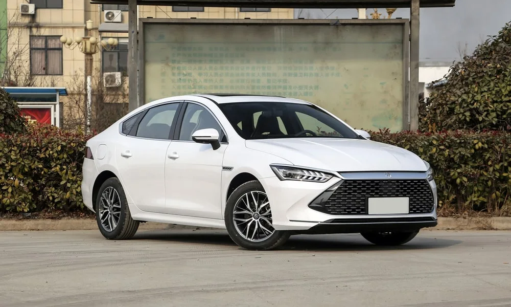 Фото BYD Qin Plus (2024) — вид спереди, фото 3. Белый кузов, строгая симметрия оптики — базовый ракурс знакомства с дизайном BYD Qin Plus (2024) — вид спереди, фото 3
