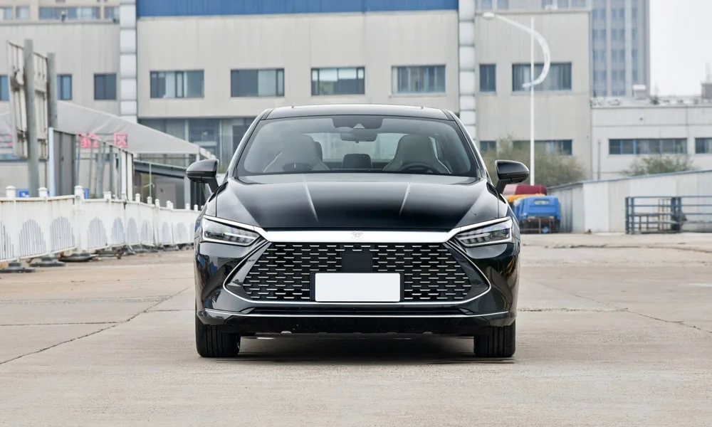 Фото BYD Qin Plus (2024) — вид спереди, фото 5. Кузов в чёрном цвете: рисунок оптики и решётки задаёт узнаваемое «лицо» модели BYD Qin Plus (2024) — вид спереди, фото 5