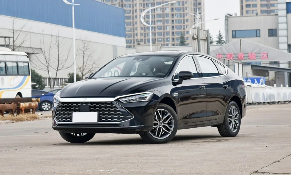 Фото BYD Qin Plus (2024) — вид спереди, фото 6. Чёрный кузов, строгая симметрия оптики — базовый ракурс знакомства с дизайном. Рисунок ходовых огней — подпись модели, по нему её узнают в потоке BYD Qin Plus (2024) — вид спереди, фото 6