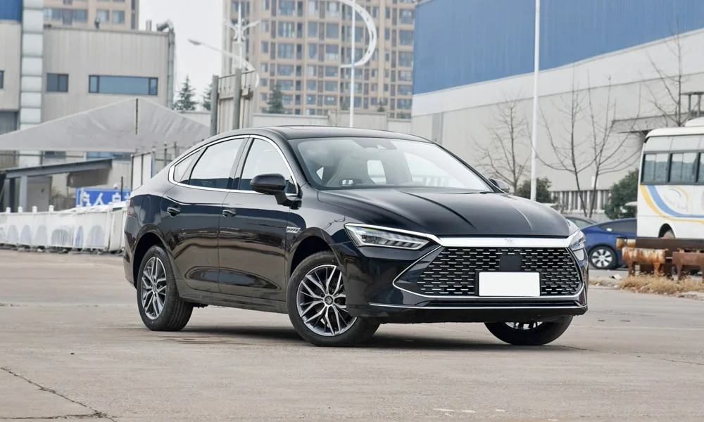 Фото BYD Qin Plus (2024) — вид спереди, фото 7. Анфас: пропорции капота, посадка кузова и графика ходовых огней BYD Qin Plus (2024) — вид спереди, фото 7