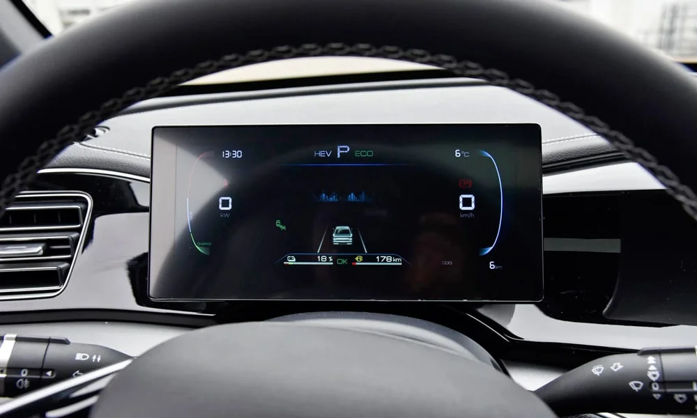 Фото BYD Qin Plus (2024) — приборная панель. Скорость, запас хода и подсказки ассистентов перед глазами. Запас хода и расход выводятся крупно — главные цифры ежедневных поездок BYD Qin Plus (2024) — приборная панель
