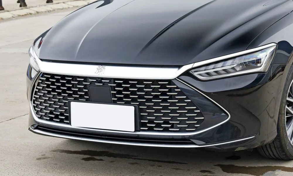 Фото BYD Qin Plus (2024) — решётка радиатора. Фирменный рисунок облицовки — визитная карточка марки BYD Qin Plus (2024) — решётка радиатора