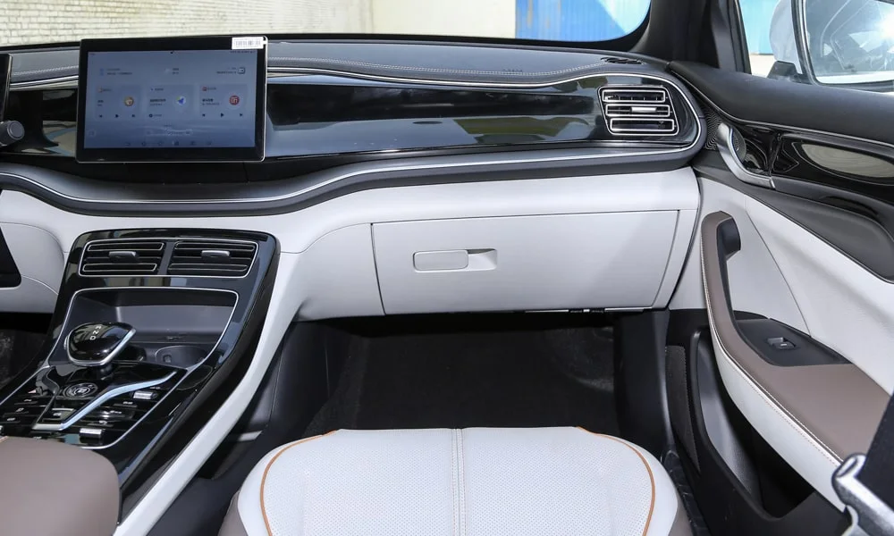 Фото BYD Qin Plus (2024) — интерьер. Общий план салона: архитектура панели, консоль и кресла. Уровень отделки читается по стыкам панелей и мягким поверхностям в зонах касания BYD Qin Plus (2024) — интерьер