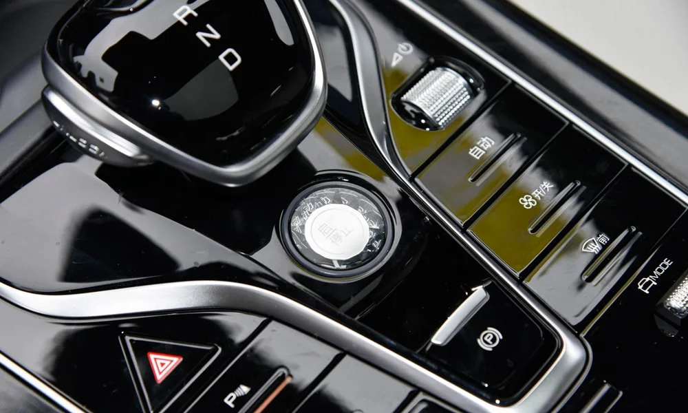 Фото BYD Qin Plus (2024) — интерьер, фото 5. Общий план салона: архитектура панели, консоль и кресла. Светлая гамма зрительно расширяет салон, тёмная — практичнее в уходе BYD Qin Plus (2024) — интерьер, фото 5