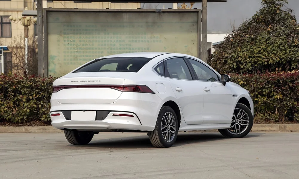 Фото BYD Qin Plus (2024) — вид сзади, фото 3. Корма в белом цвете: графика фонарей и пластика пятой двери. Насадки выхлопа или их имитация внизу бампера различают версии BYD Qin Plus (2024) — вид сзади, фото 3