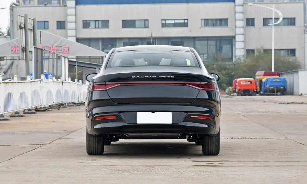 Фото BYD Qin Plus (2024) — вид сзади, фото 4. Линия крыши, стойки и задняя дверь в чёрном исполнении BYD Qin Plus (2024) — вид сзади, фото 4