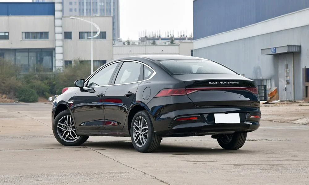 Фото BYD Qin Plus (2024) — вид сзади, фото 5. Линия крыши, стойки и задняя дверь в чёрном исполнении BYD Qin Plus (2024) — вид сзади, фото 5