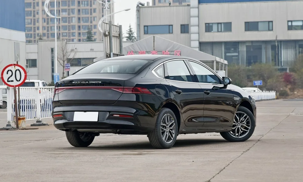 Фото BYD Qin Plus (2024) — вид сзади, фото 6. Линия крыши, стойки и задняя дверь в чёрном исполнении BYD Qin Plus (2024) — вид сзади, фото 6
