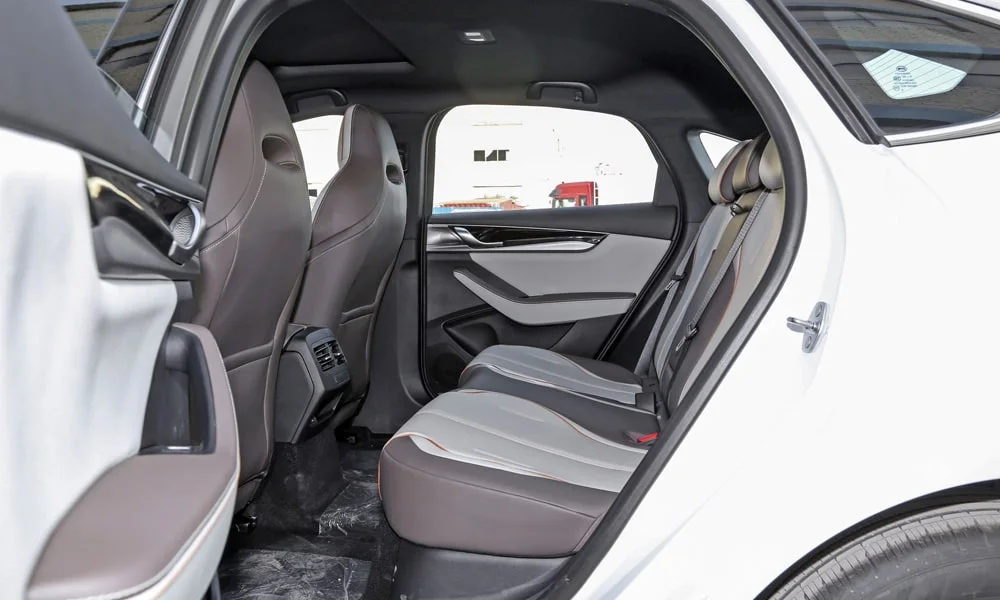 Фото BYD Qin Plus (2024) — задние сиденья. Посадка второго ряда: подголовники и подлокотник. Спинки складываются под длинные грузы у большинства версий BYD Qin Plus (2024) — задние сиденья