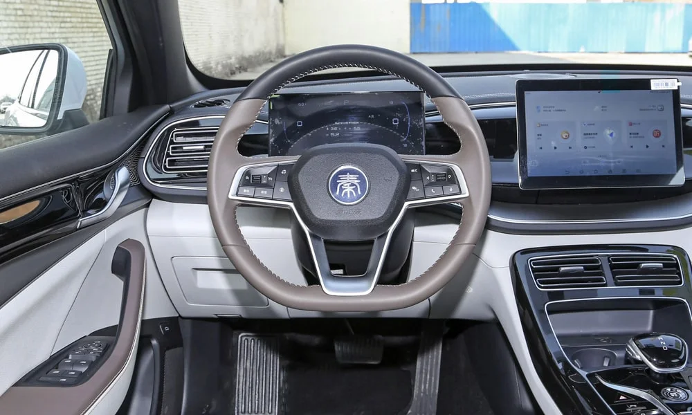 Фото BYD Qin Plus (2024) — руль. Обшивка обода и компоновка спиц крупным планом BYD Qin Plus (2024) — руль