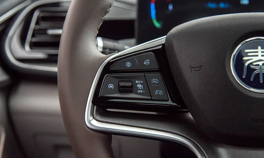 Фото BYD Qin Plus (2024) — руль, фото 2. Обшивка обода и компоновка спиц крупным планом BYD Qin Plus (2024) — руль, фото 2