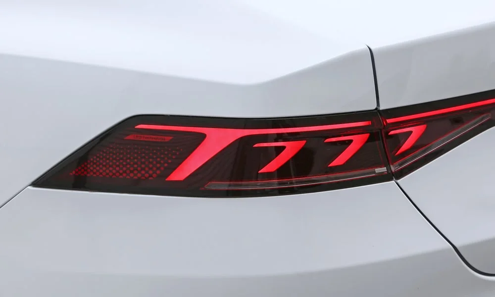 Фото BYD Qin Plus (2024) — задние фонари. Рассеиватель фонаря вблизи: компоновка секций габарита, стопа и поворотника BYD Qin Plus (2024) — задние фонари