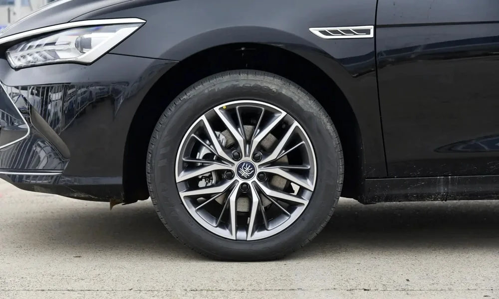 Фото BYD Qin Plus (2024) — колесо и диск. Дизайн спиц и профиль резины крупным планом BYD Qin Plus (2024) — колесо и диск