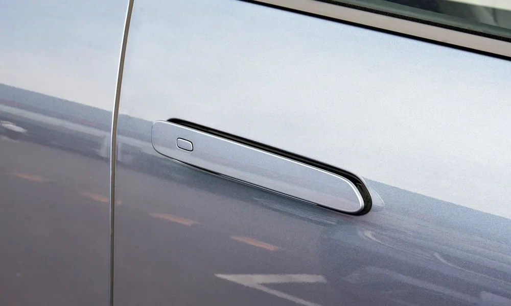 Фото BYD Seal (2024) — дверная ручка. Зона ручки крупным планом: подгонка панелей и кромок. Выдвижные ручки прячутся заподлицо на ходу и улучшают обтекаемость BYD Seal (2024) — дверная ручка