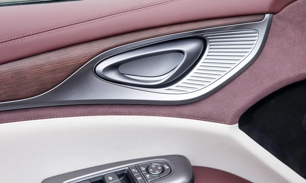 Фото BYD Seal (2024) — дверная карта. Внутренняя панель двери: сочетание материалов и компоновка управления в коричневой гамме BYD Seal (2024) — дверная карта