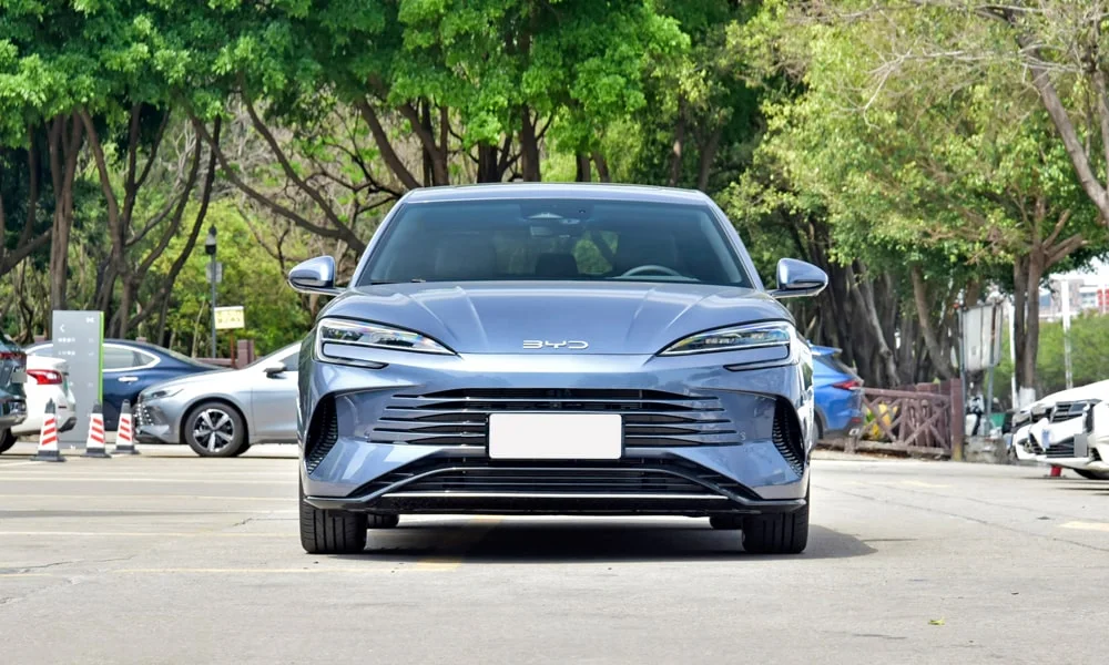 Фото BYD Seal (2024) — вид спереди, фото 6. Оптика, решётка и бампер — первое впечатление о модели. Рисунок ходовых огней — подпись модели, по нему её узнают в потоке BYD Seal (2024) — вид спереди, фото 6