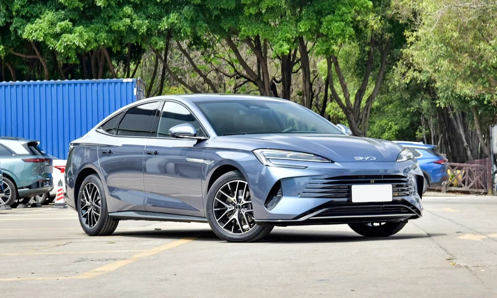 Фото BYD Seal (2024) — вид спереди, фото 7. Оптика, решётка и бампер — первое впечатление о модели. Рисунок ходовых огней — подпись модели, по нему её узнают в потоке BYD Seal (2024) — вид спереди, фото 7