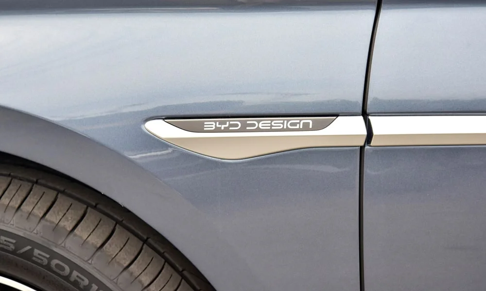 Фото BYD Seal (2024) — интерьер, фото 3. Общий план салона: архитектура панели, консоль и кресла BYD Seal (2024) — интерьер, фото 3