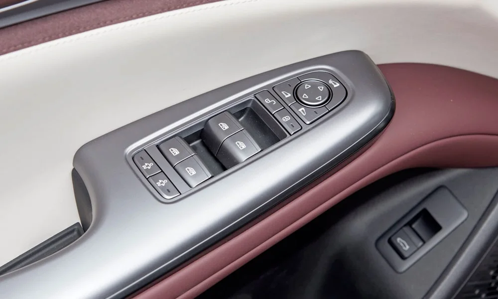 Фото BYD Seal (2024) — интерьер, фото 5. Общий план салона: архитектура панели, консоль и кресла. Уровень отделки читается по стыкам панелей и мягким поверхностям в зонах касания BYD Seal (2024) — интерьер, фото 5
