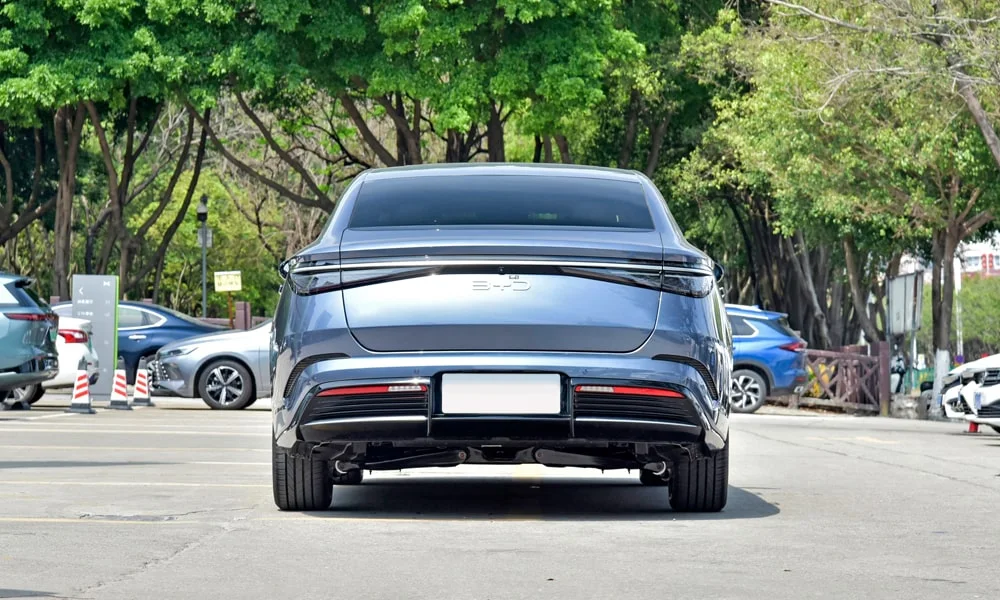 Фото BYD Seal (2024) — вид сзади, фото 5. Графика фонарей, бампер и оформление пятой двери. Светодиодная полоса или раздельные секции — задняя оптика стала главным украшением кормы BYD Seal (2024) — вид сзади, фото 5