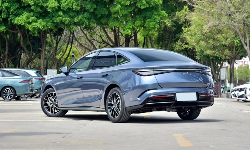 Фото BYD Seal (2024) — вид сзади, фото 6. Графика фонарей, бампер и оформление пятой двери. Насадки выхлопа или их имитация внизу бампера различают версии BYD Seal (2024) — вид сзади, фото 6
