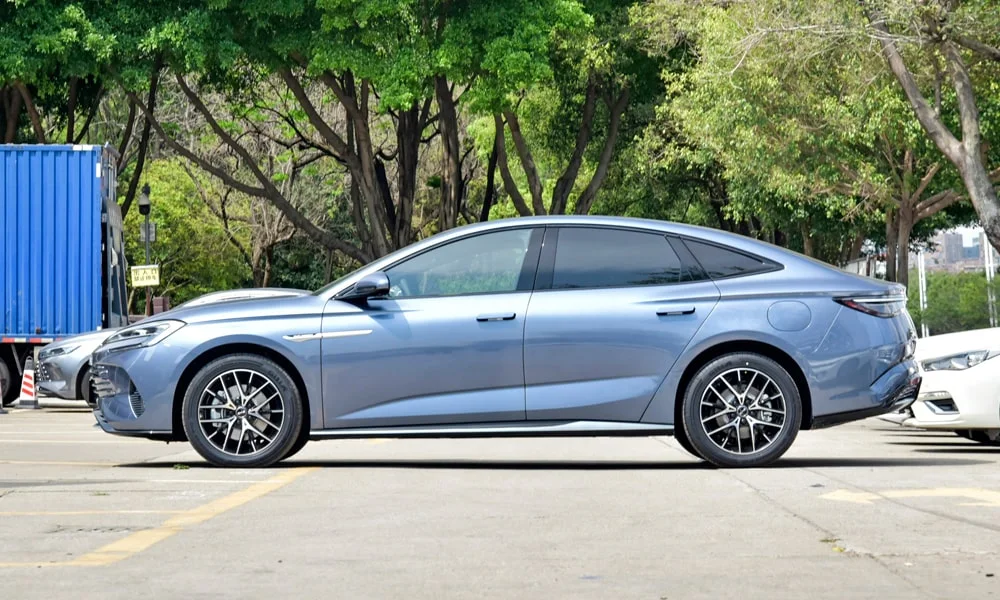 Фото BYD Seal (2024) — вид сбоку, фото 2. Профиль кузова: колёсная база, свесы и линия остекления. Хромированные или чёрные молдинги окон отличают комплектации BYD Seal (2024) — вид сбоку, фото 2