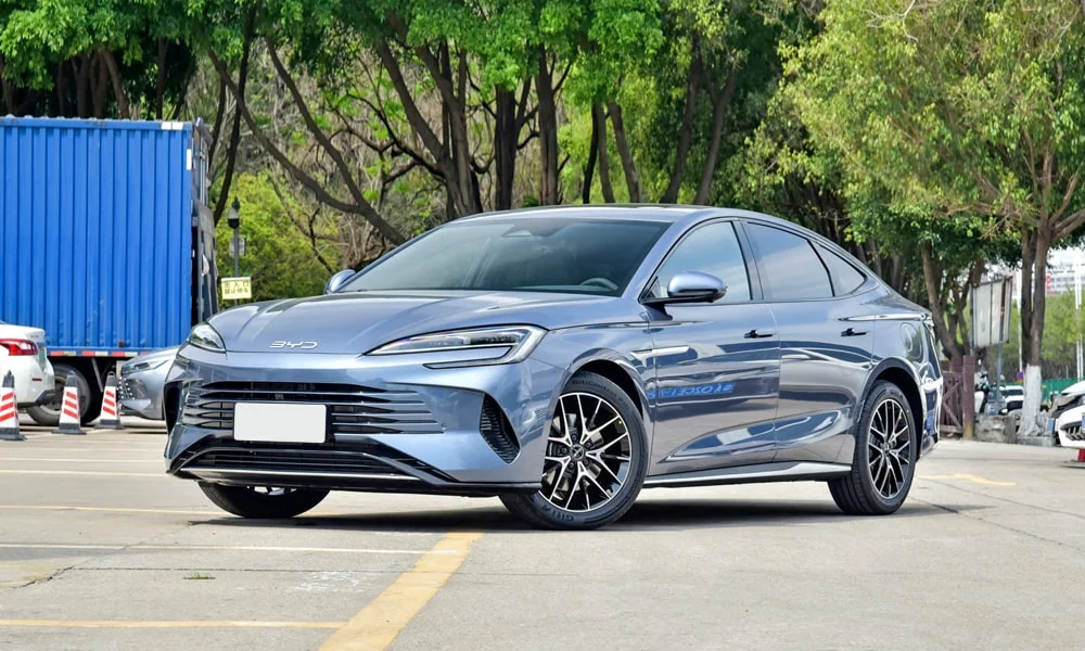 Фото BYD Seal (2024) — вид сбоку, фото 3. Профиль кузова: колёсная база, свесы и линия остекления. Длинная база — простор второго ряда; короткие свесы упрощают парковку BYD Seal (2024) — вид сбоку, фото 3