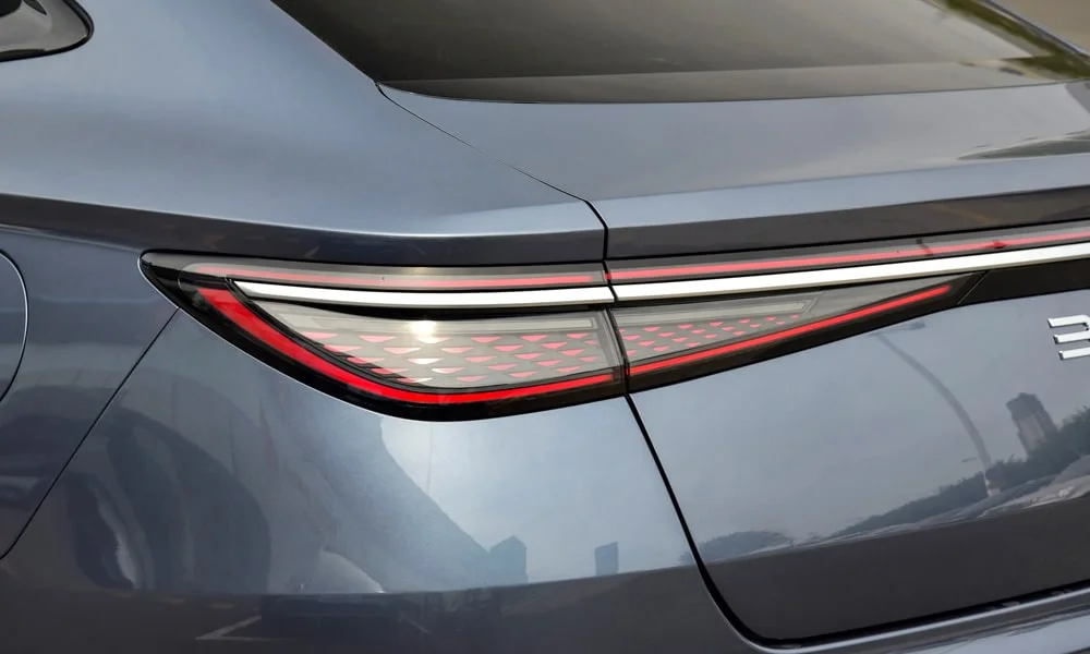 Фото BYD Seal (2024) — задние фонари. Рассеиватель фонаря вблизи: компоновка секций габарита, стопа и поворотника. Динамические поворотники с бегущей индикацией встречаются в старших комплектациях BYD Seal (2024) — задние фонари